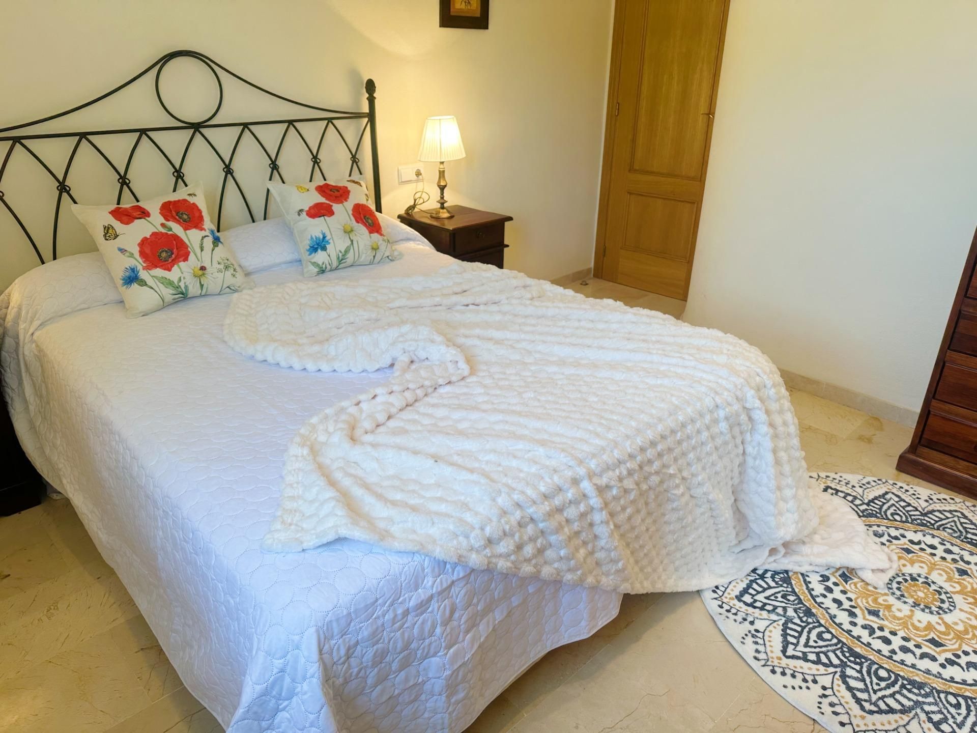 Dormitori de Apartament de lloguer en Alicante / Alacant amb Aire condicionat, Calefacció i Jardí privat