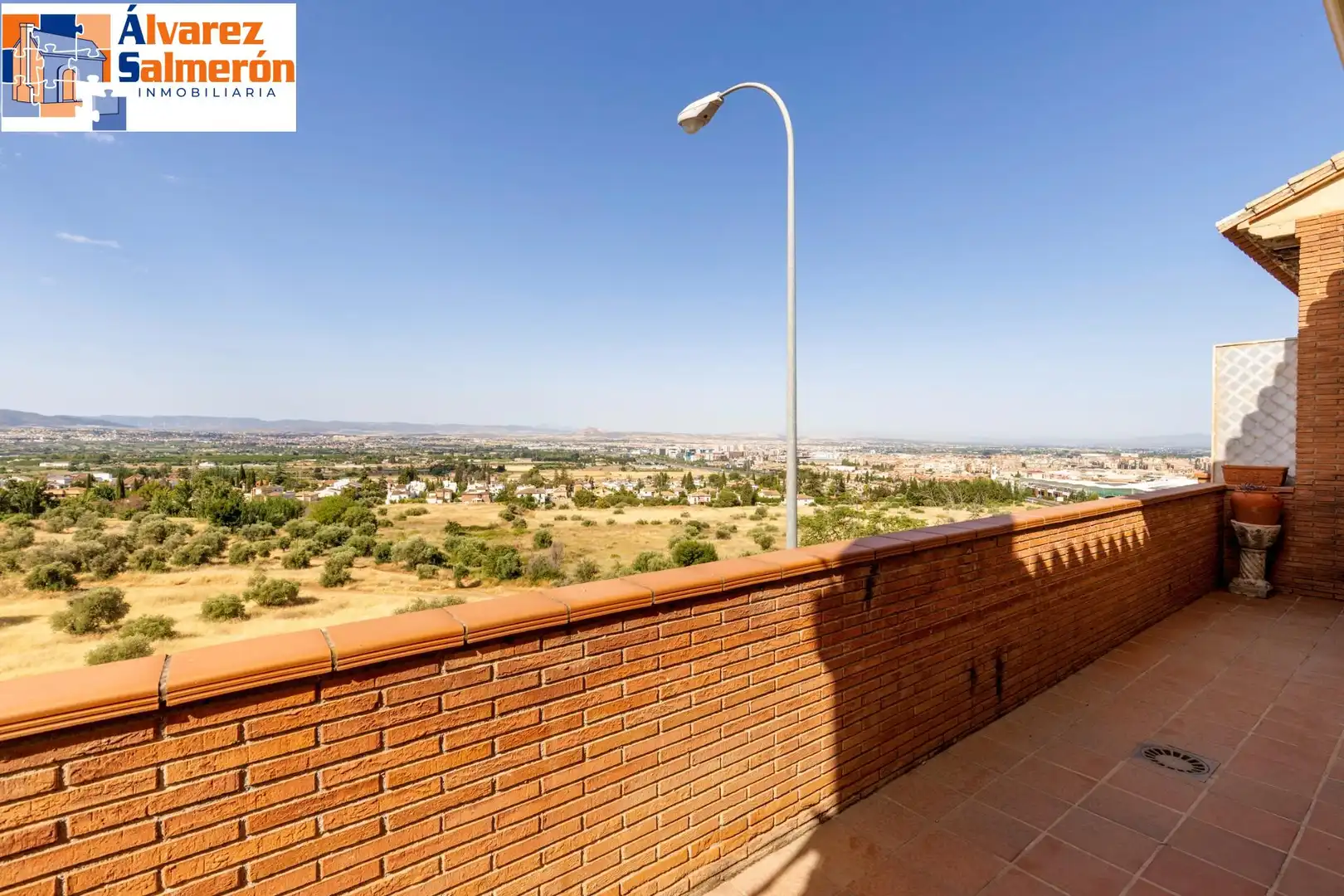 Vista exterior de Casa adosada en venda en Granada amb Aire condicionat, Calefacció i Terrassa