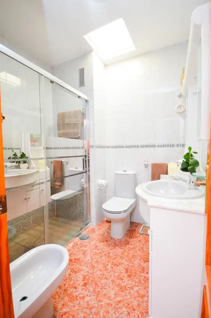 Badezimmer von Einfamilien-Reihenhaus zum Verkauf in Almería mit Klimaanlage und Abstellraum