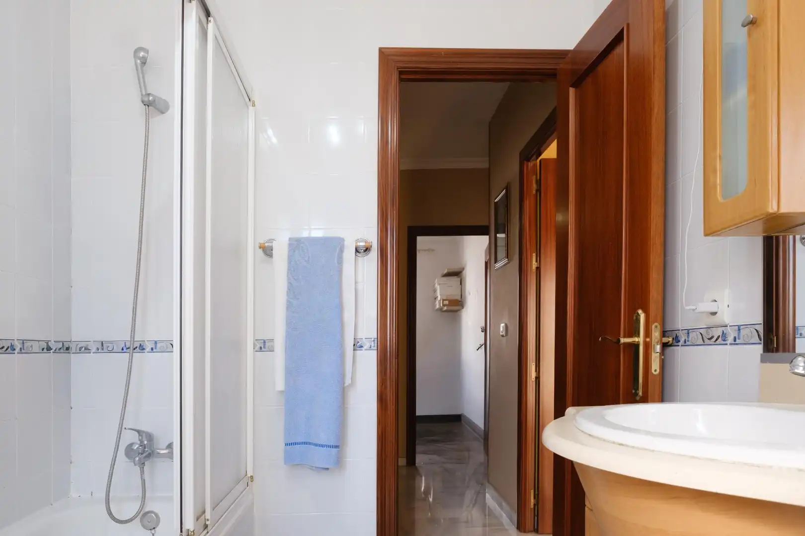 Badezimmer von Einfamilien-Reihenhaus zum Verkauf in La Algaba mit Klimaanlage, Heizung und Terrasse