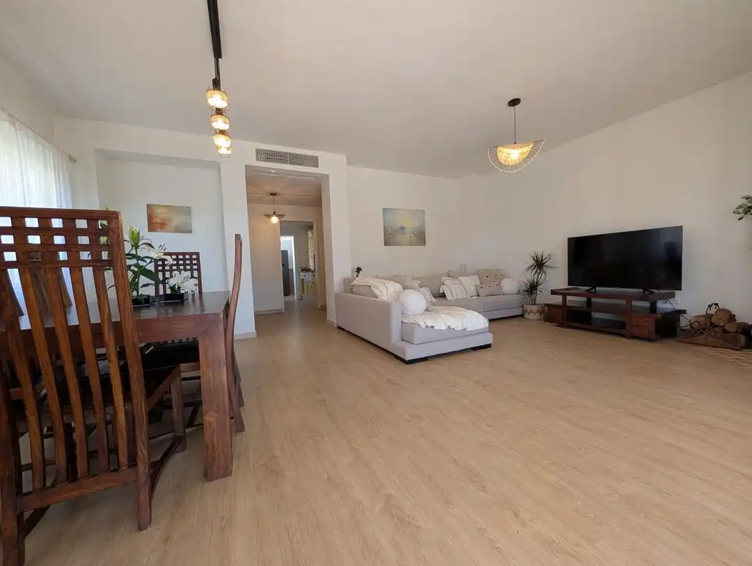 Sala de estar de Casa o chalet en venta en La Alcaidesa con Aire acondicionado, Calefacción y Jardín privado