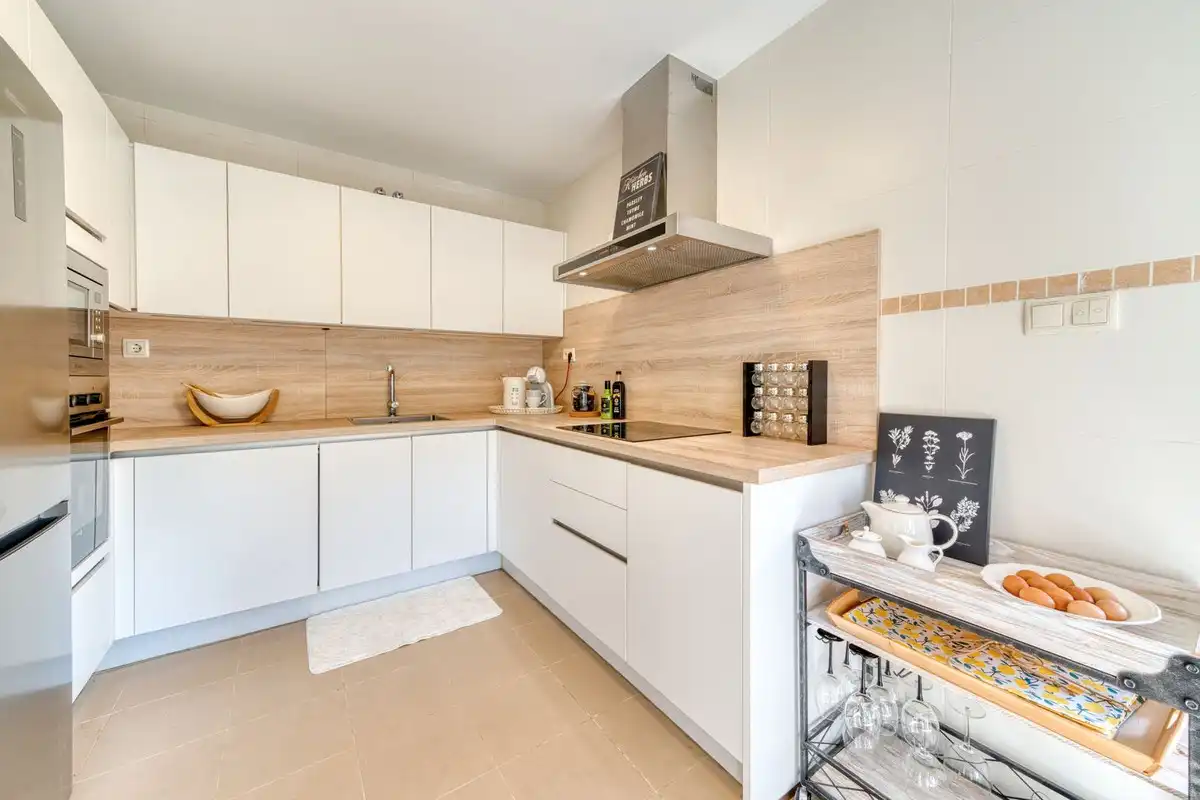 Küche von Einfamilien-Reihenhaus zum Verkauf in Estepona mit Klimaanlage, Terrasse und Alarm