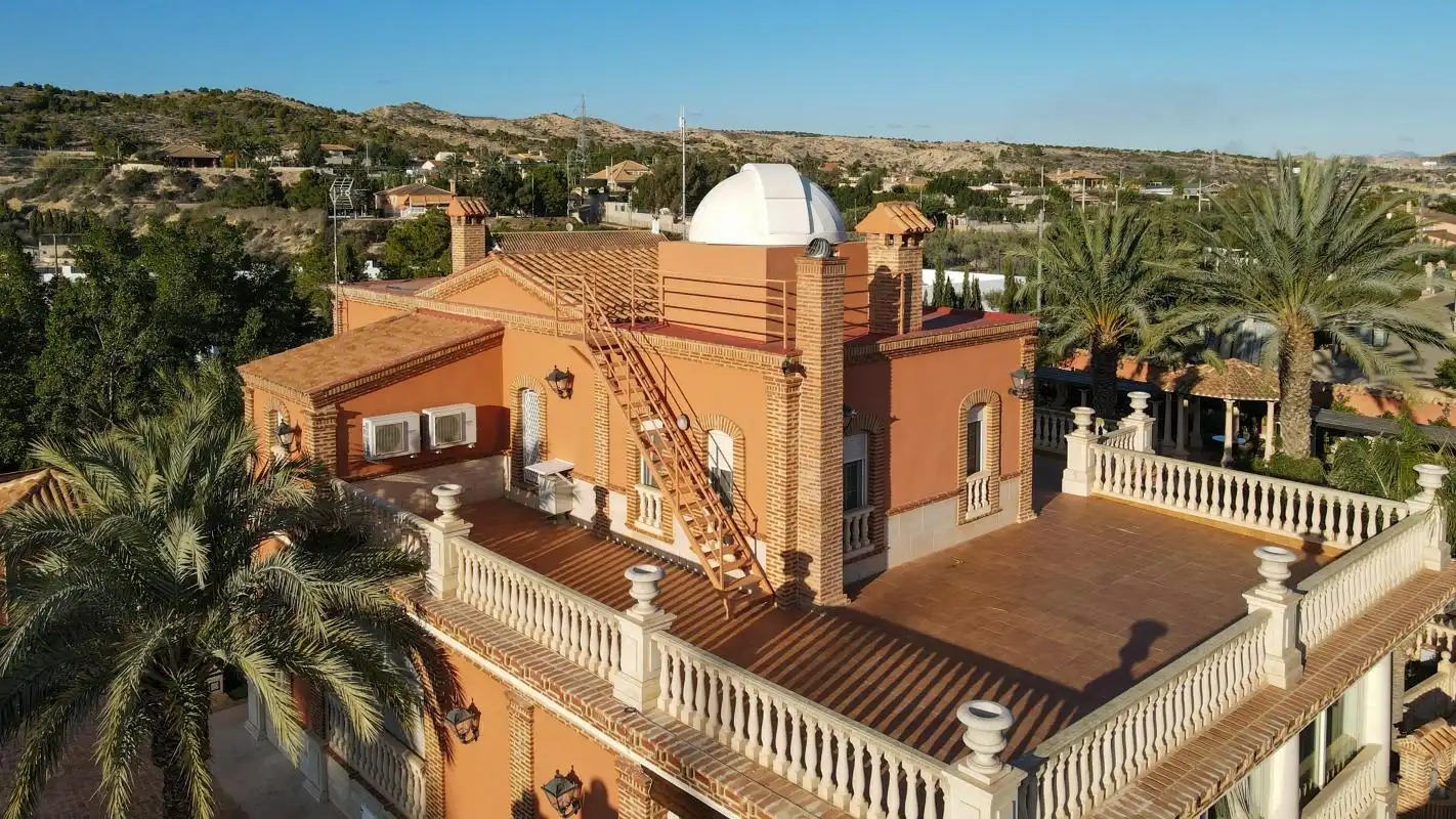 Vista exterior de Casa o xalet en venda en Elche / Elx amb Aire condicionat, Calefacció i Jardí privat