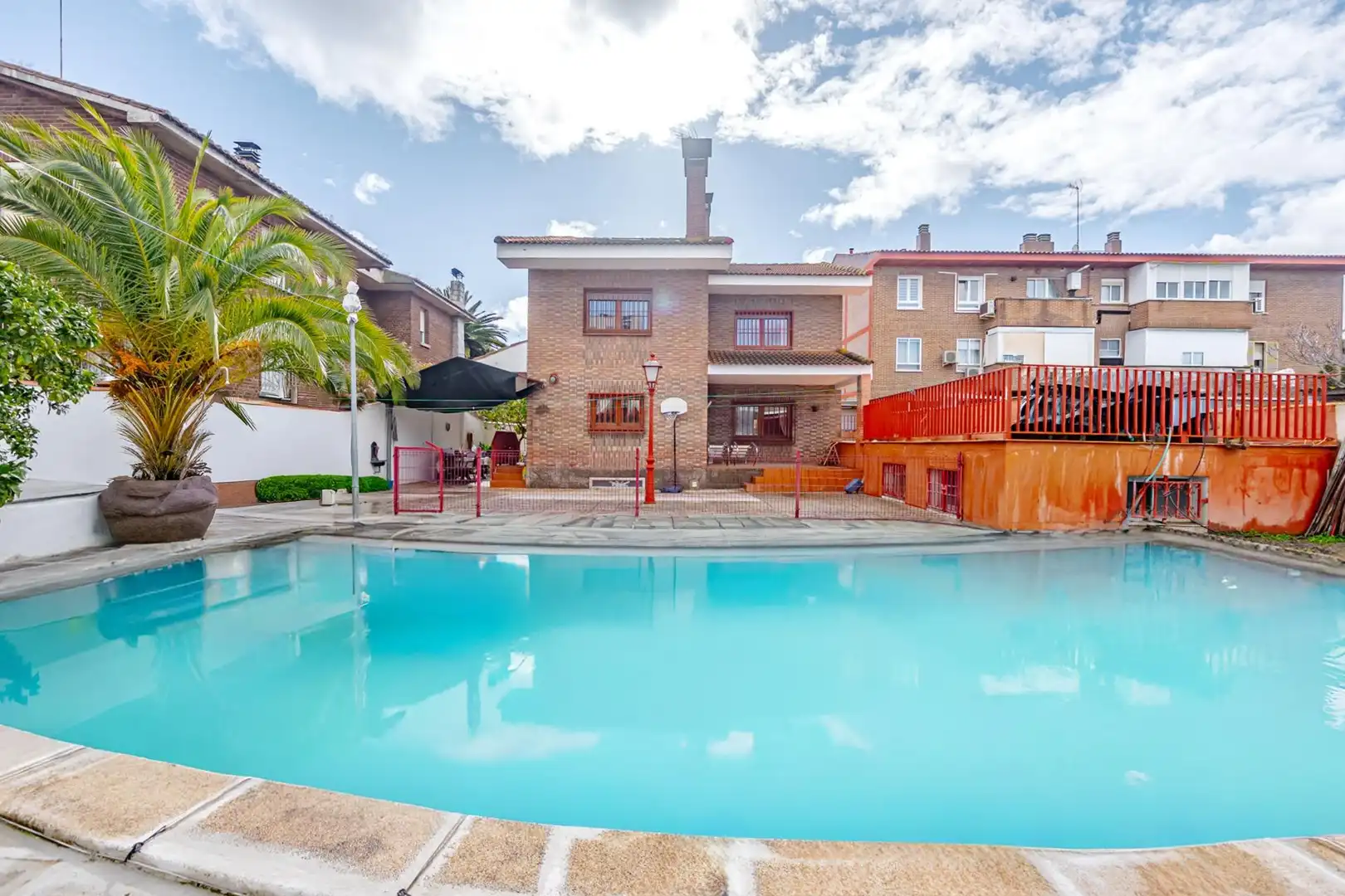 Piscina de Casa o xalet en venda en Madrid amb Calefacció, Jardí privat i Terrassa