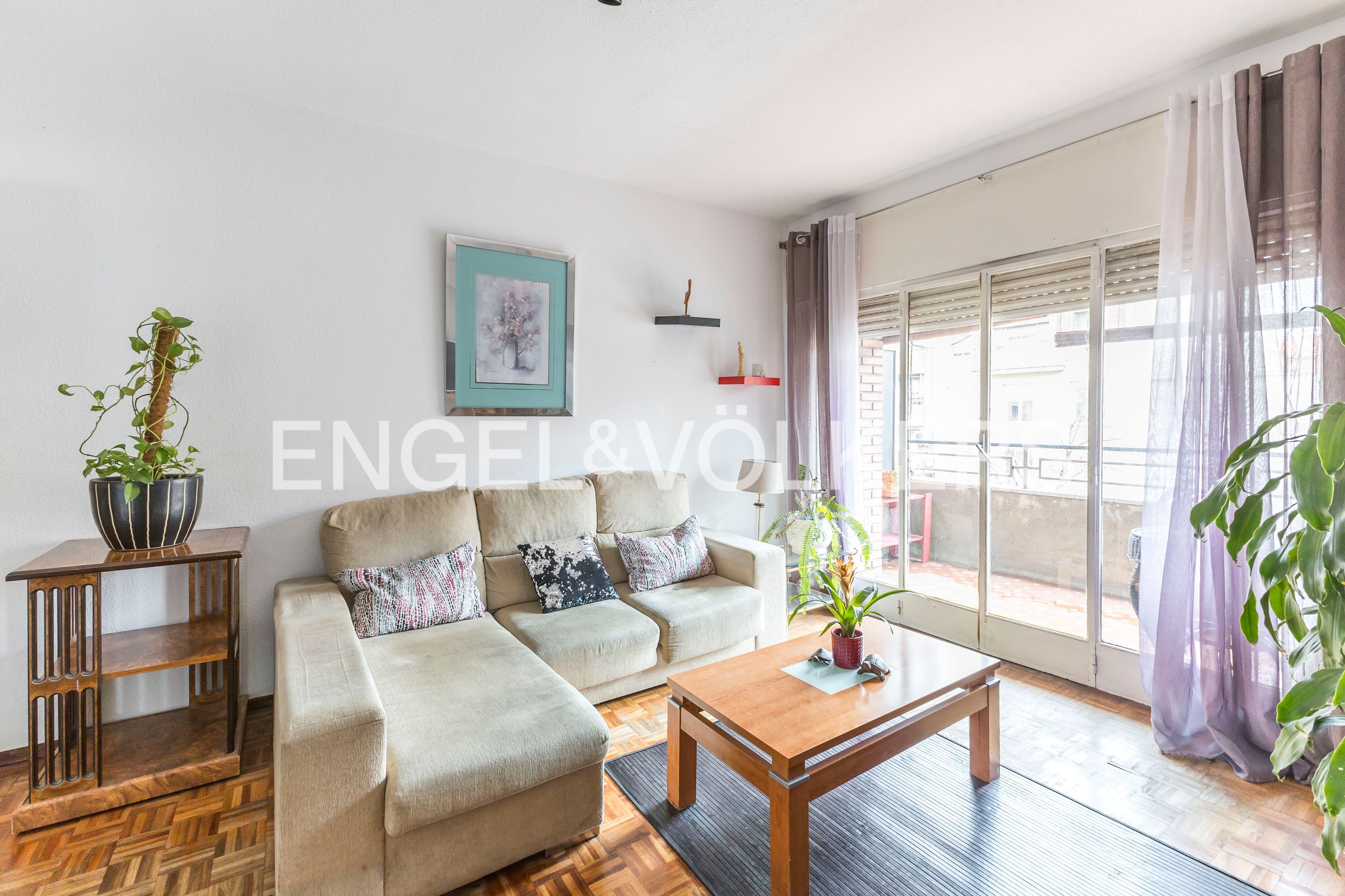 Sala d'estar de Apartament en venda en  Madrid Capital amb Calefacció, Parquet i Terrassa