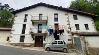 Vista exterior de Casa o xalet en venda en Zegama amb Calefacció, Jardí privat i Traster