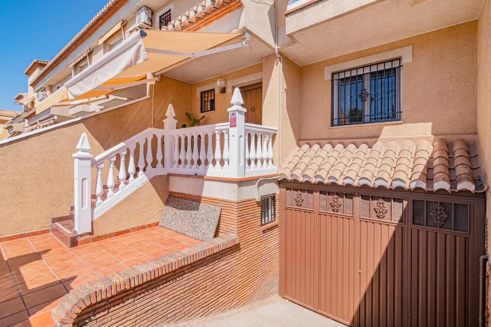 Vista exterior de Casa adosada en venda en Ogíjares amb Calefacció i Terrassa
