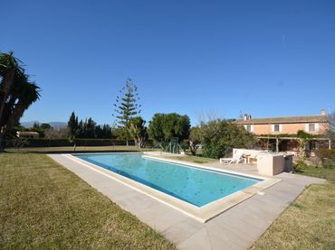Casa rústica amb piscina en venda a Es Garrovers