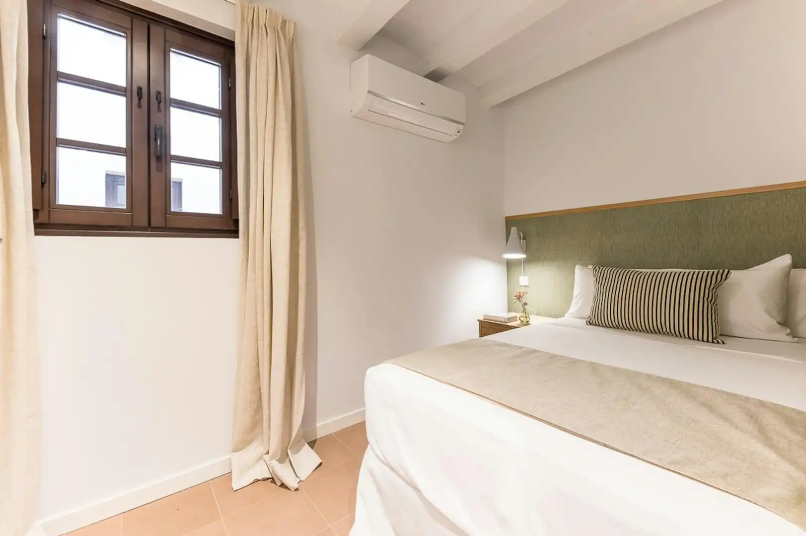 Bedroom of Flat for rent in Valencia  with Air Conditioner, Heating and Private garden