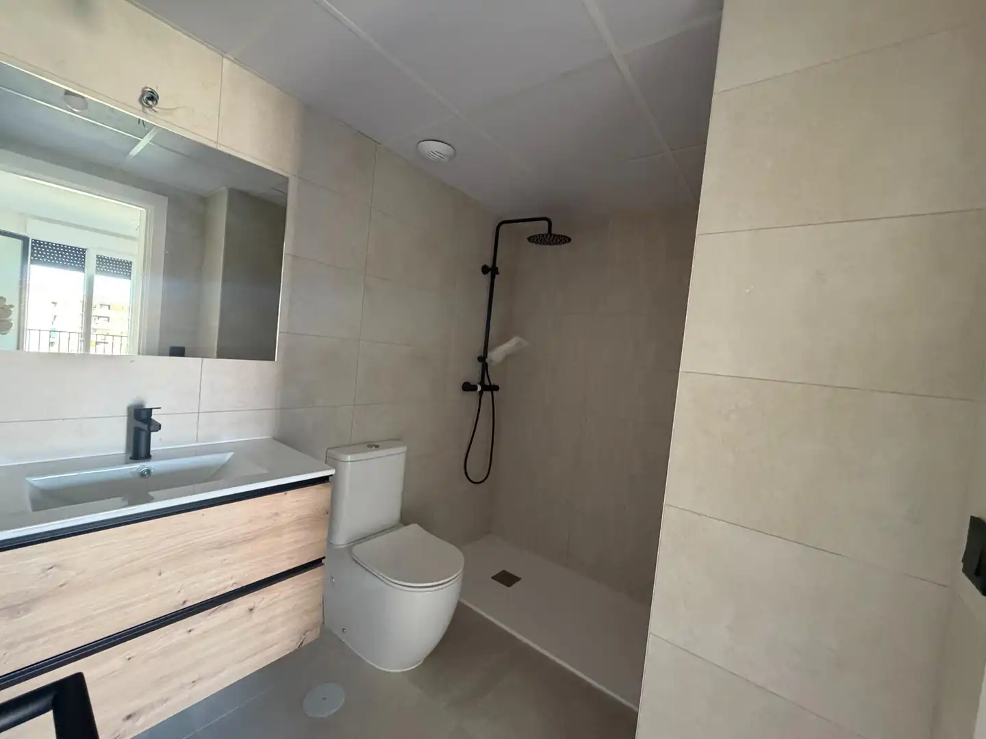 Baño de Piso de alquiler en Madrid con Aire acondicionado, Calefacción y Trastero