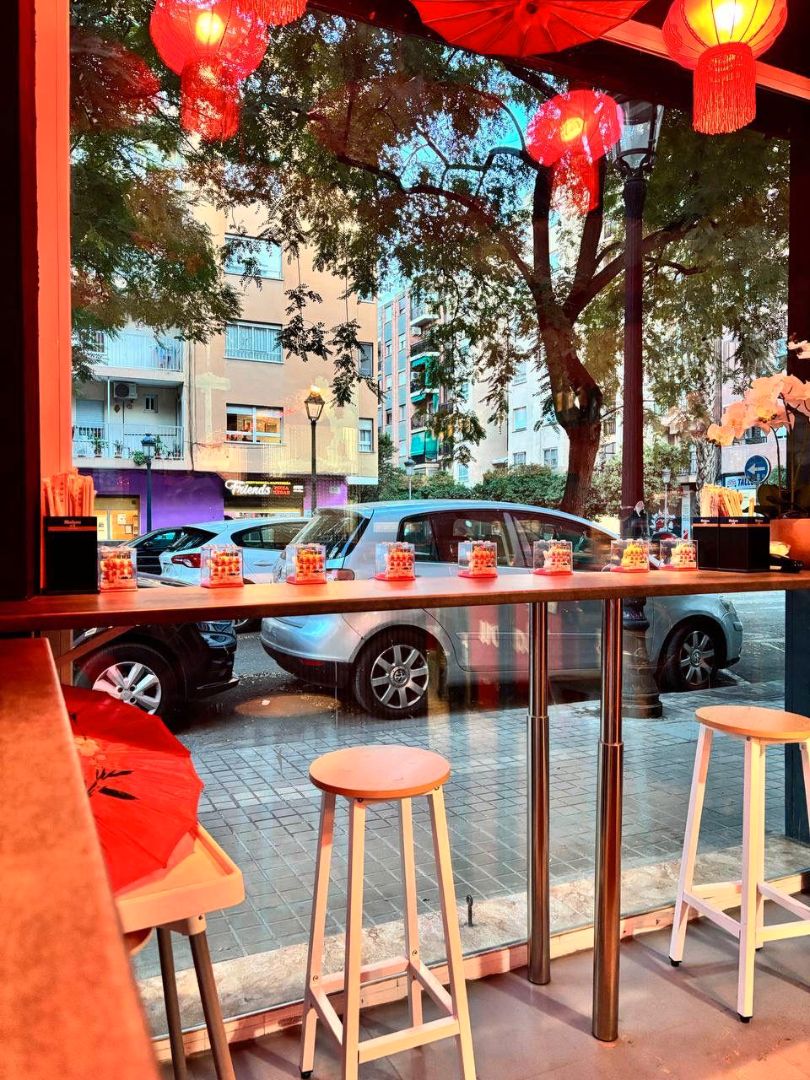 Vista exterior de Local en traspaso en  Valencia Capital con Aire acondicionado, Calefacción y Amueblado