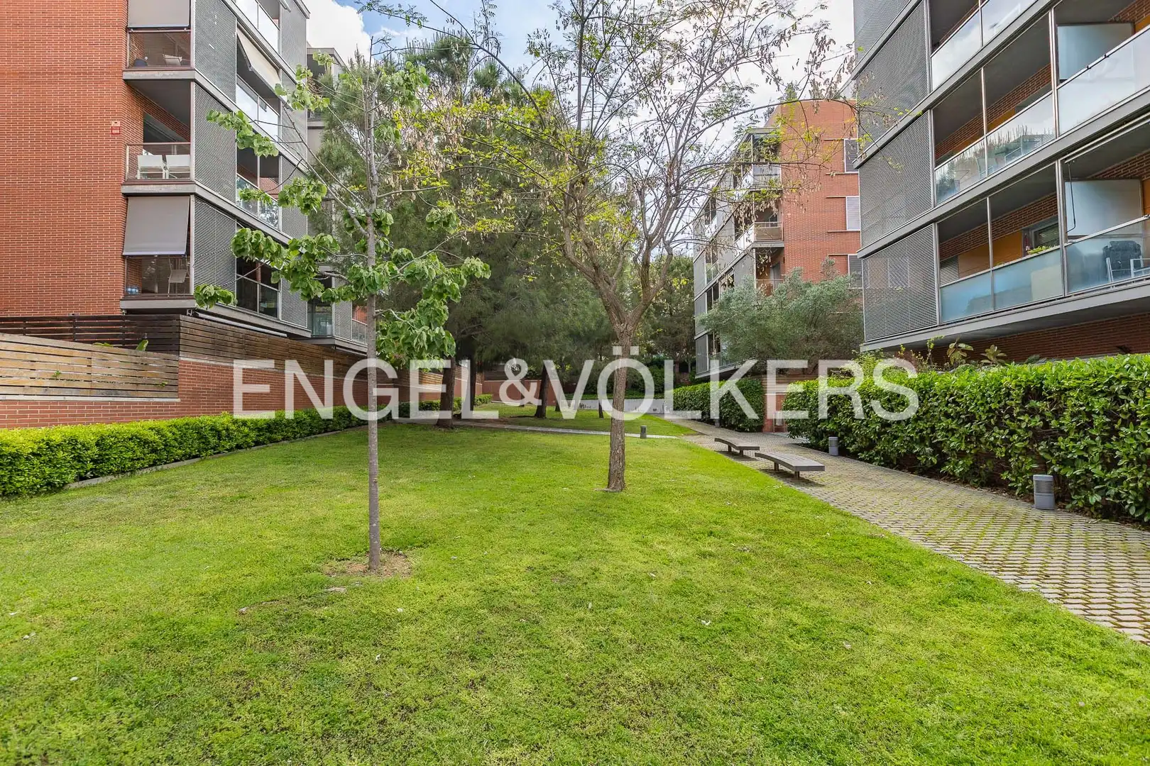 Vista exterior de Piso en venta en Sant Cugat del Vallès con Aire acondicionado, Calefacción y Jardín privado