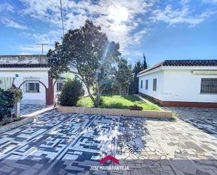 Vista exterior de Casa o xalet en venda en El Puerto de Santa María amb Jardí privat, Traster i Piscina