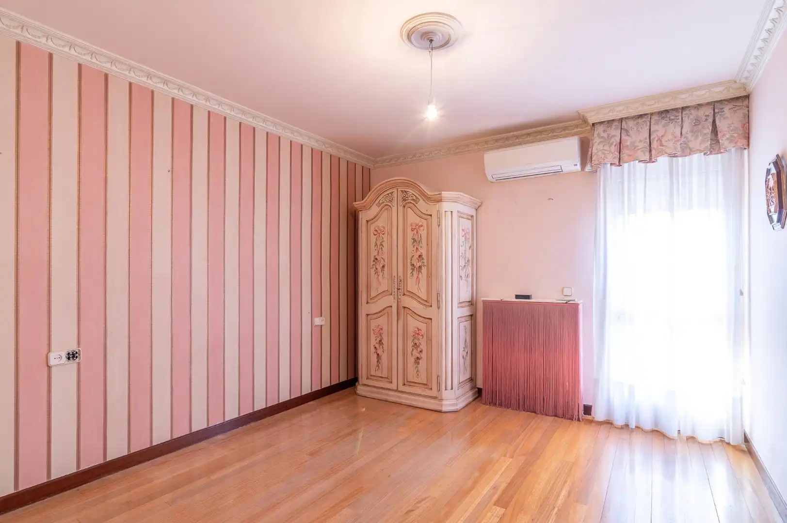 Schlafzimmer von Einfamilien-Reihenhaus zum Verkauf in Valle de Egüés / Eguesibar mit Klimaanlage, Heizung und Privatgarten
