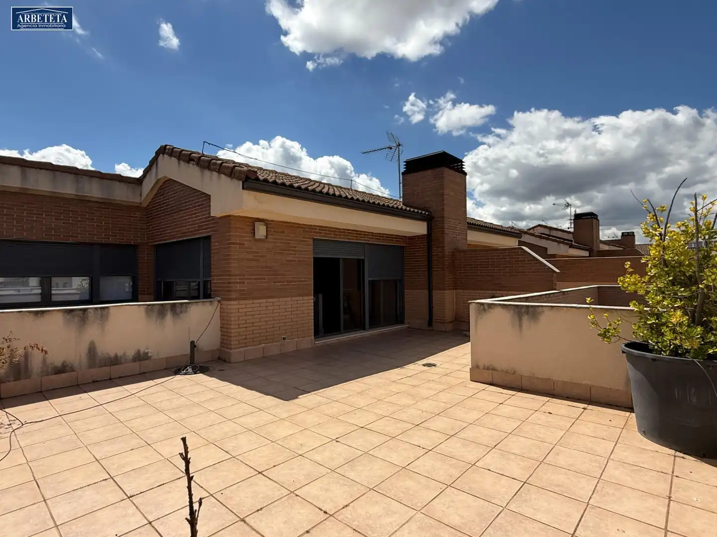 Vista exterior de Casa o chalet en venta en Guadalajara con Calefacción, Terraza y Piscina