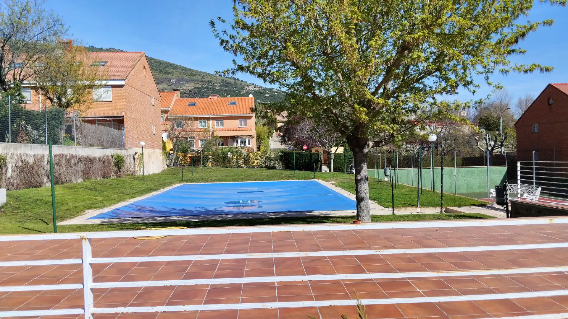 Piscina de Casa adosada en venta en San Lorenzo de El Escorial con Aire acondicionado, Calefacción y Jardín privado