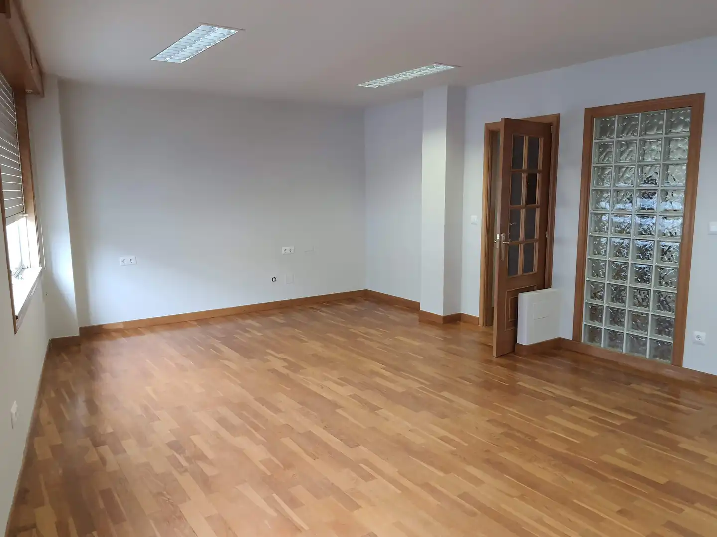 Office space with lift to rent in Carballo, imagen 3