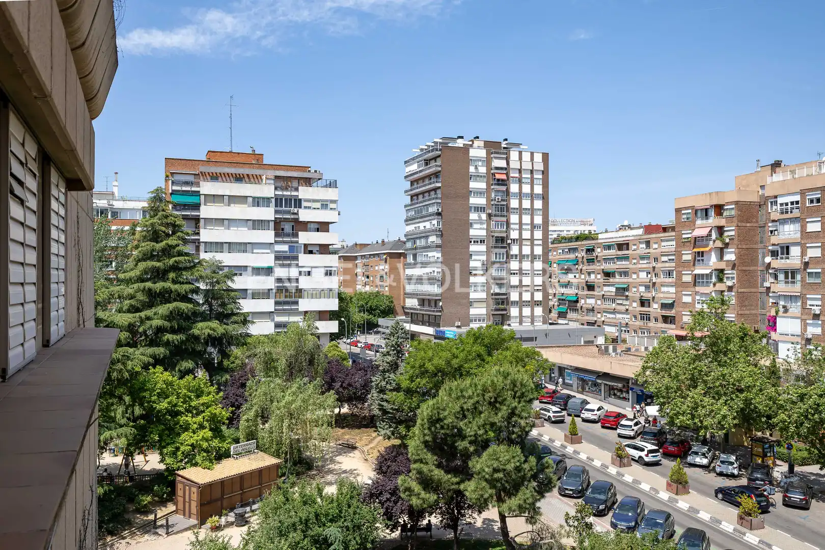 Vista exterior de Pis en venda en Madrid amb Calefacció