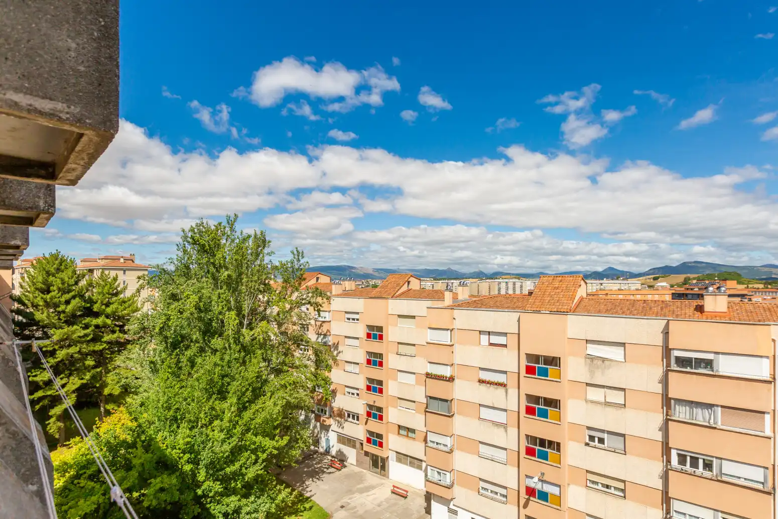 Außenansicht von Wohnung zum Verkauf in  Pamplona / Iruña mit Klimaanlage, Heizung und Abstellraum