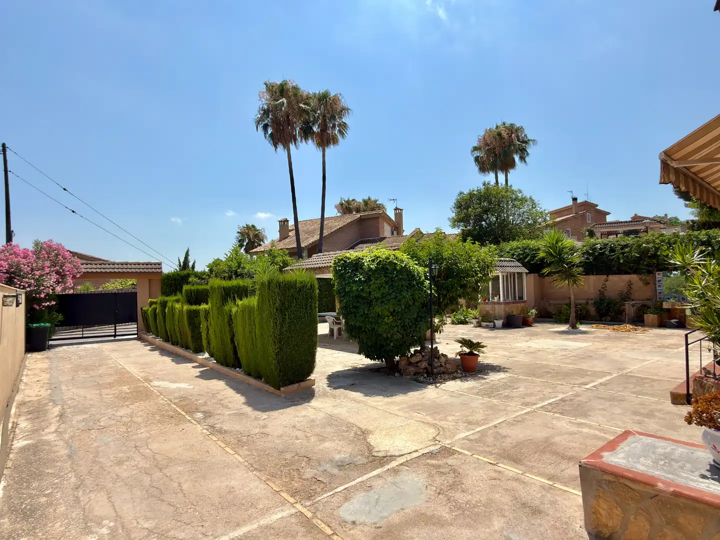 Vista exterior de Casa o xalet en venda en Chiva amb Aire condicionat, Jardí privat i Terrassa