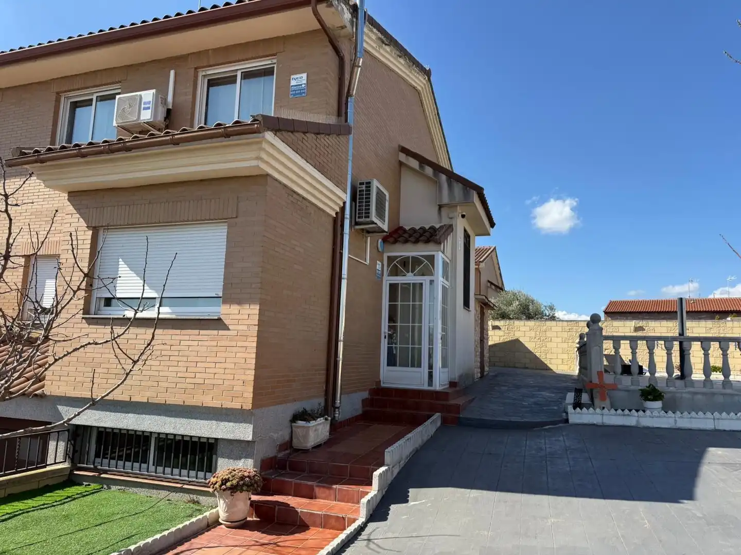 Vista exterior de Casa o xalet en venda en Camarena amb Aire condicionat, Calefacció i Jardí privat