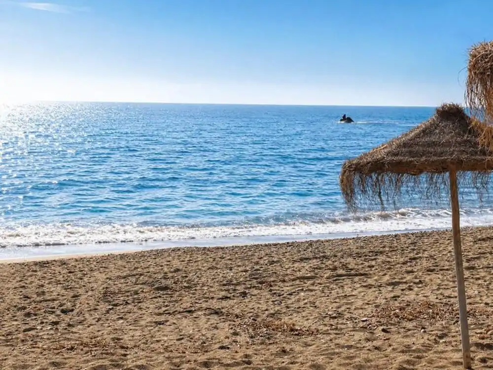Vista exterior de Apartament de lloguer en Estepona amb Aire condicionat, Terrassa i Piscina