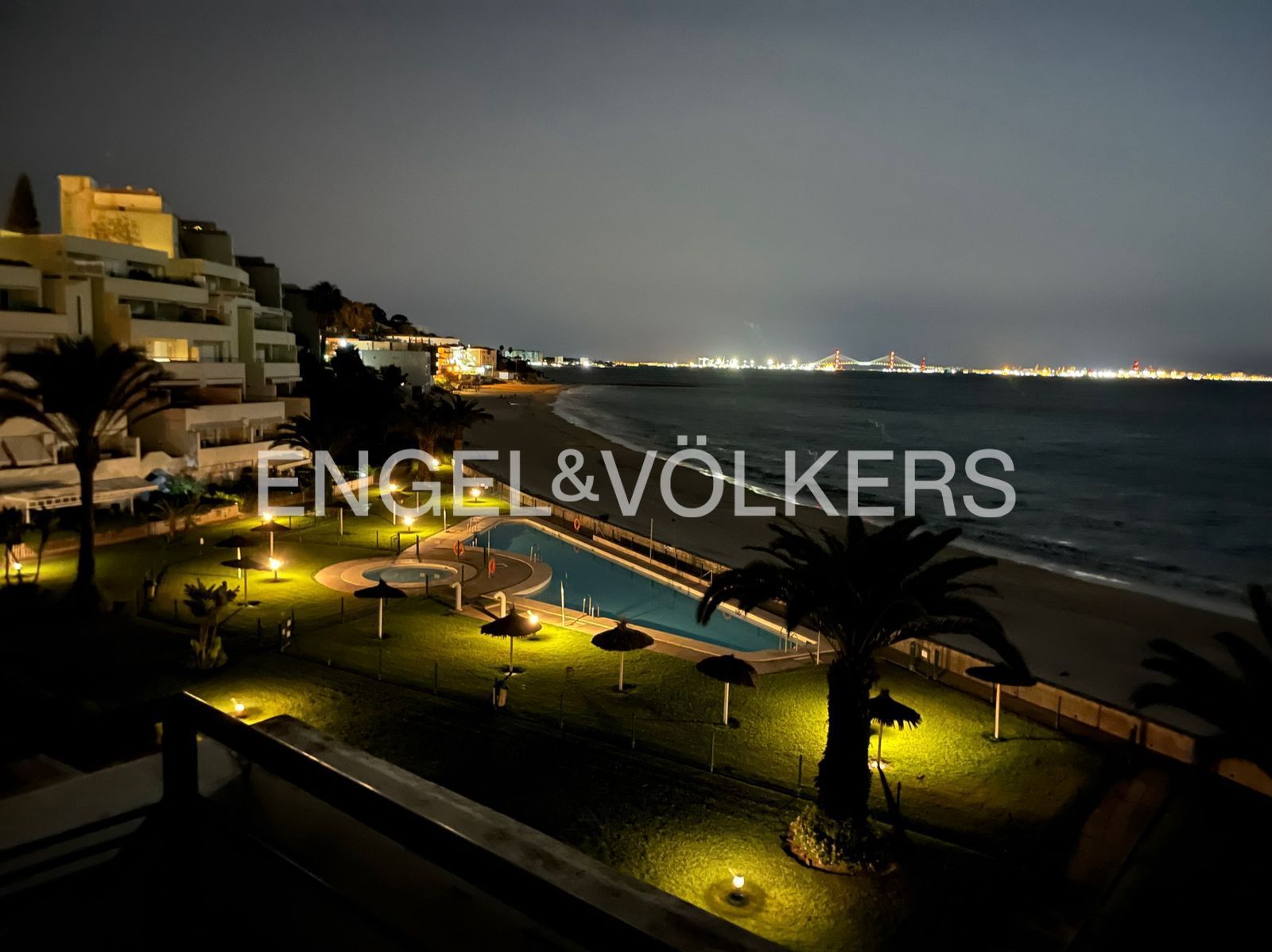 Vista exterior de Àtic en venda en El Puerto de Santa María amb Aire condicionat, Calefacció i Jardí privat
