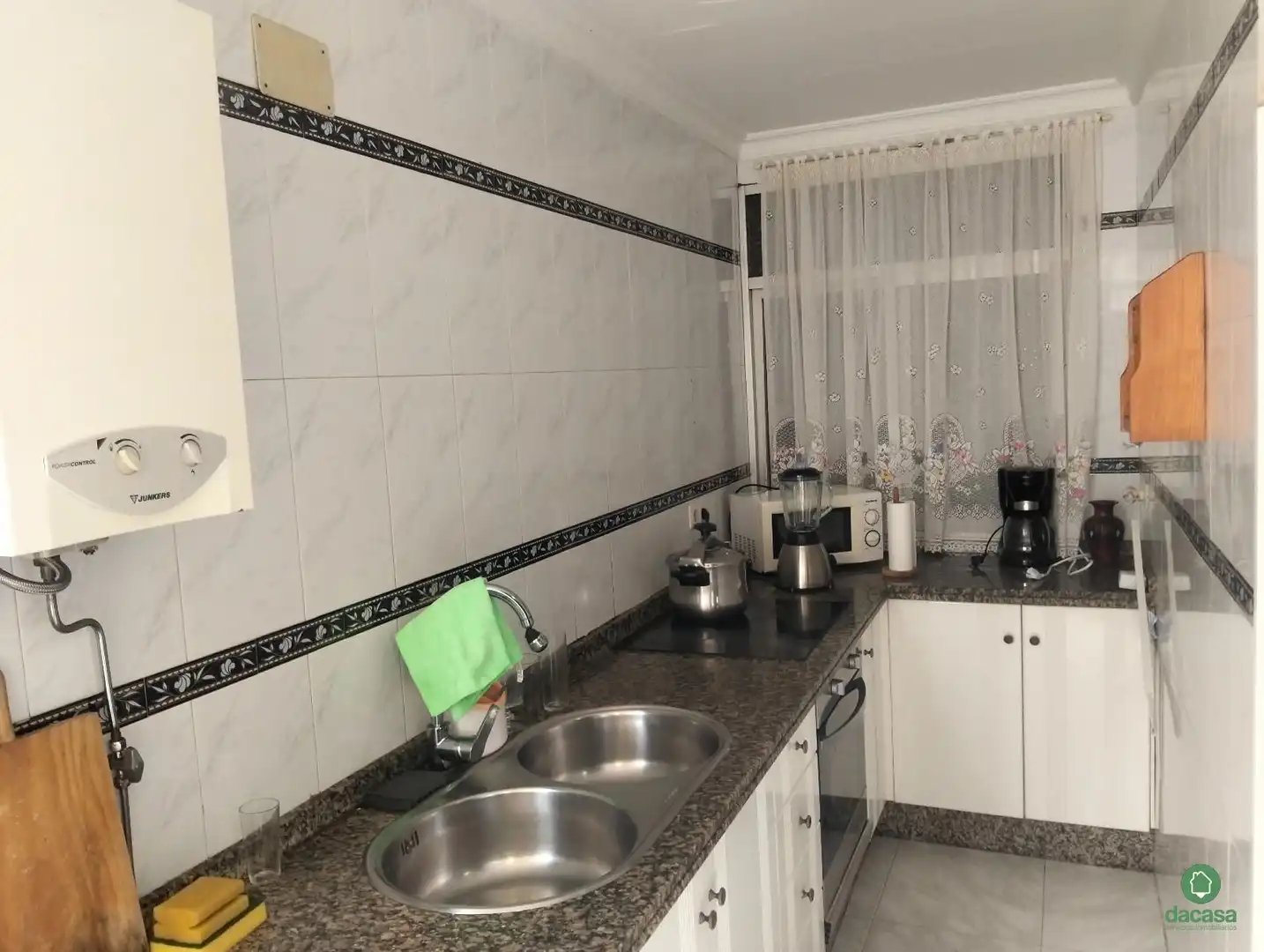 Küche von Einfamilien-Reihenhaus zum Verkauf in Huelva mit Klimaanlage, Privatgarten und Abstellraum