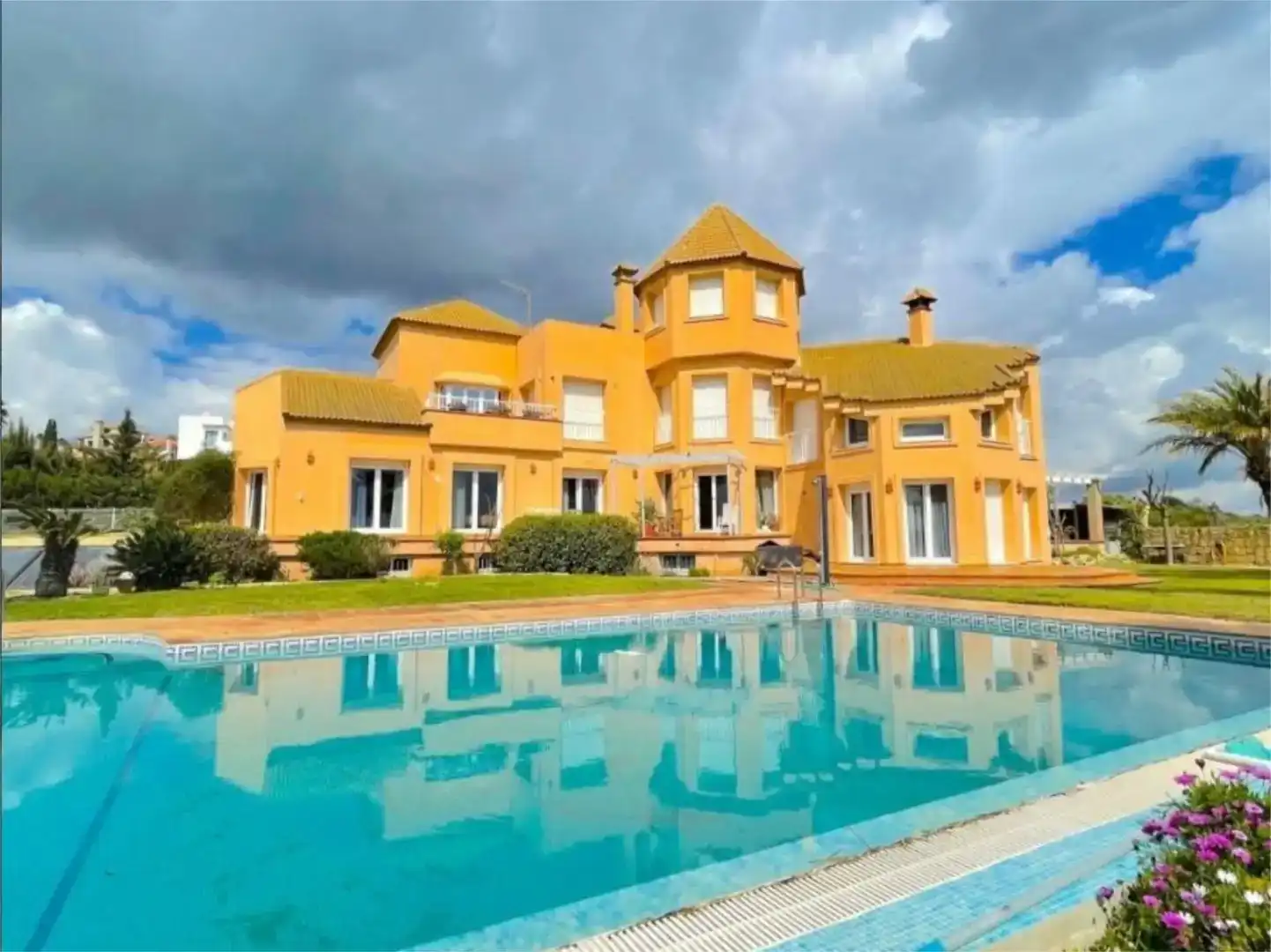 Vista exterior de Pis en venda en La Alcaidesa amb Aire condicionat, Jardí privat i Parquet