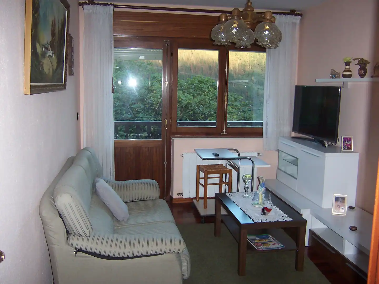 Sala d'estar de Casa o xalet en venda en Luena  amb Jardí privat, Terrassa i Moblat