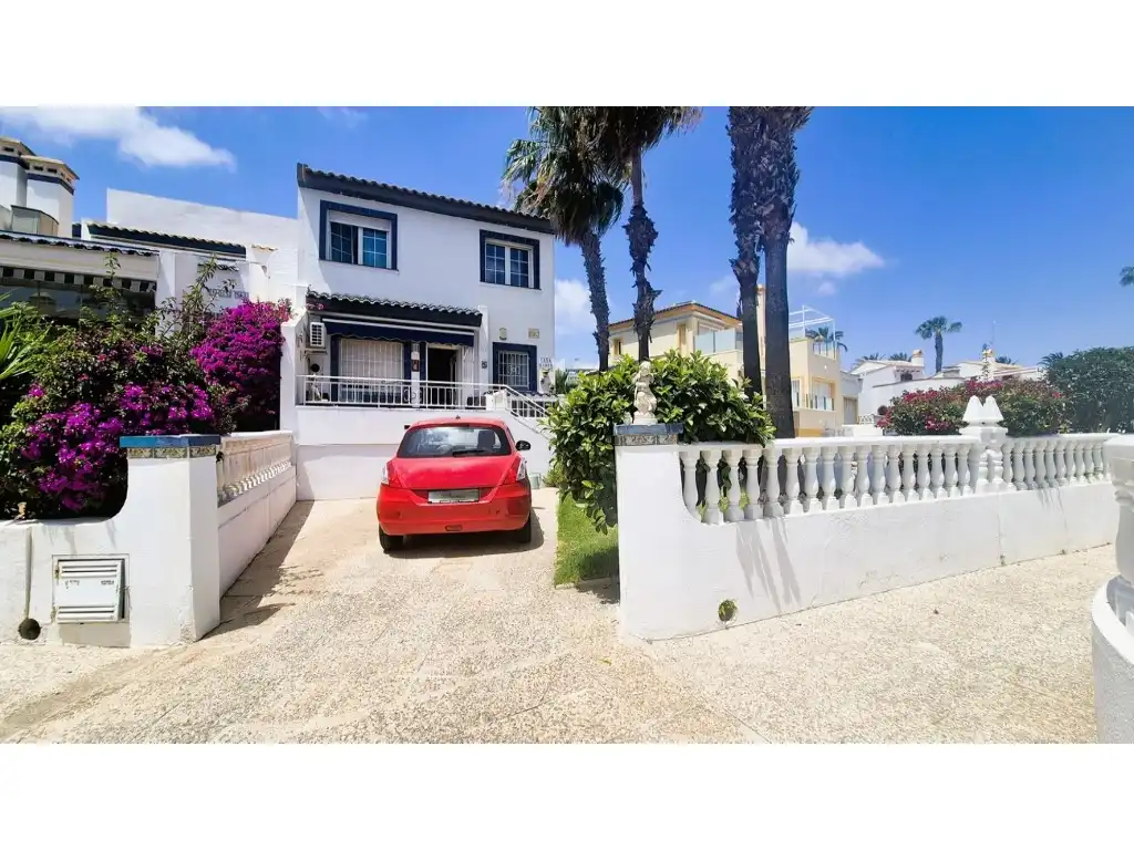 Vista exterior de Casa adosada en venda en Orihuela amb Aire condicionat, Jardí privat i Moblat