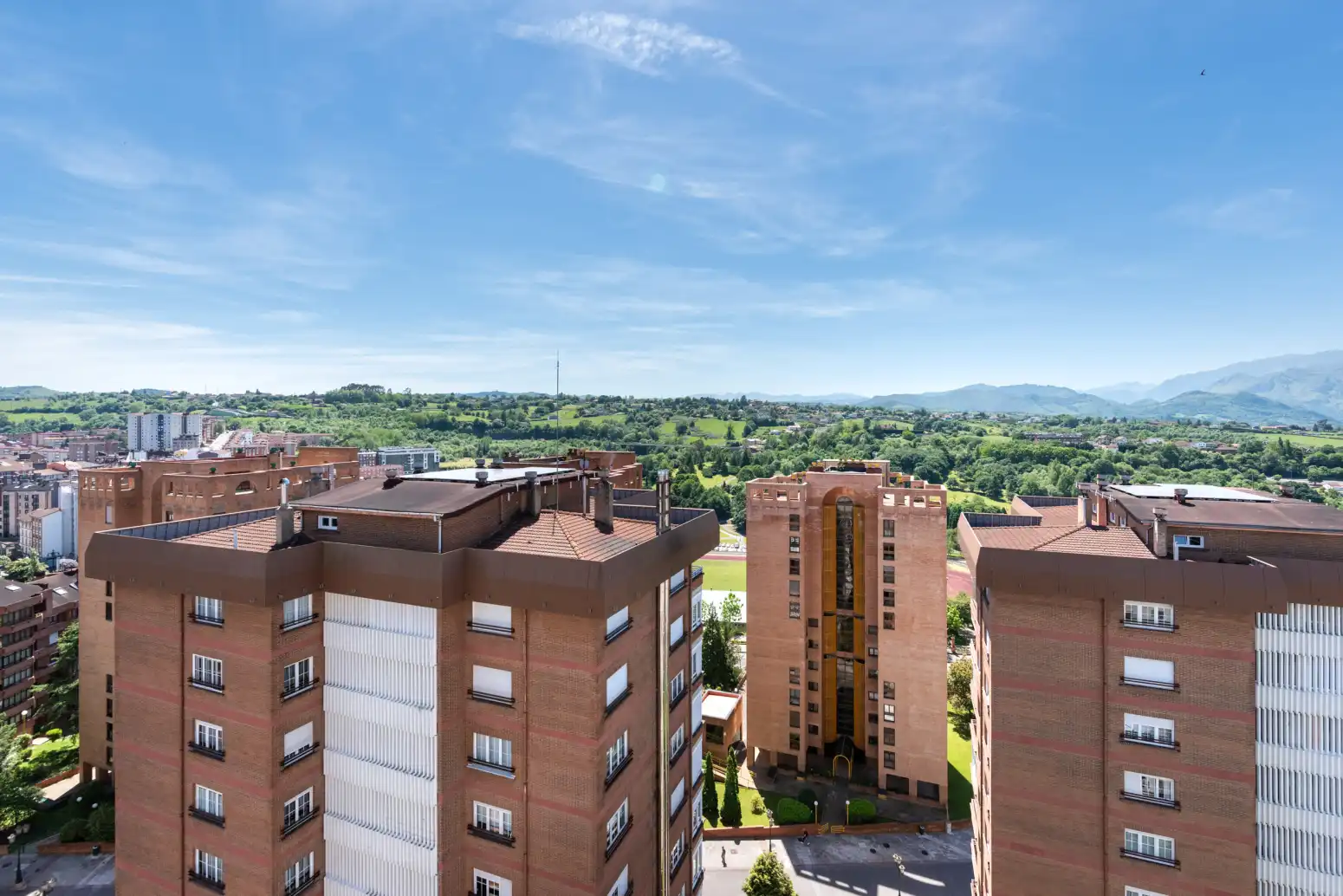 Vista exterior de Pis en venda en Oviedo  amb Calefacció, Parquet i Traster