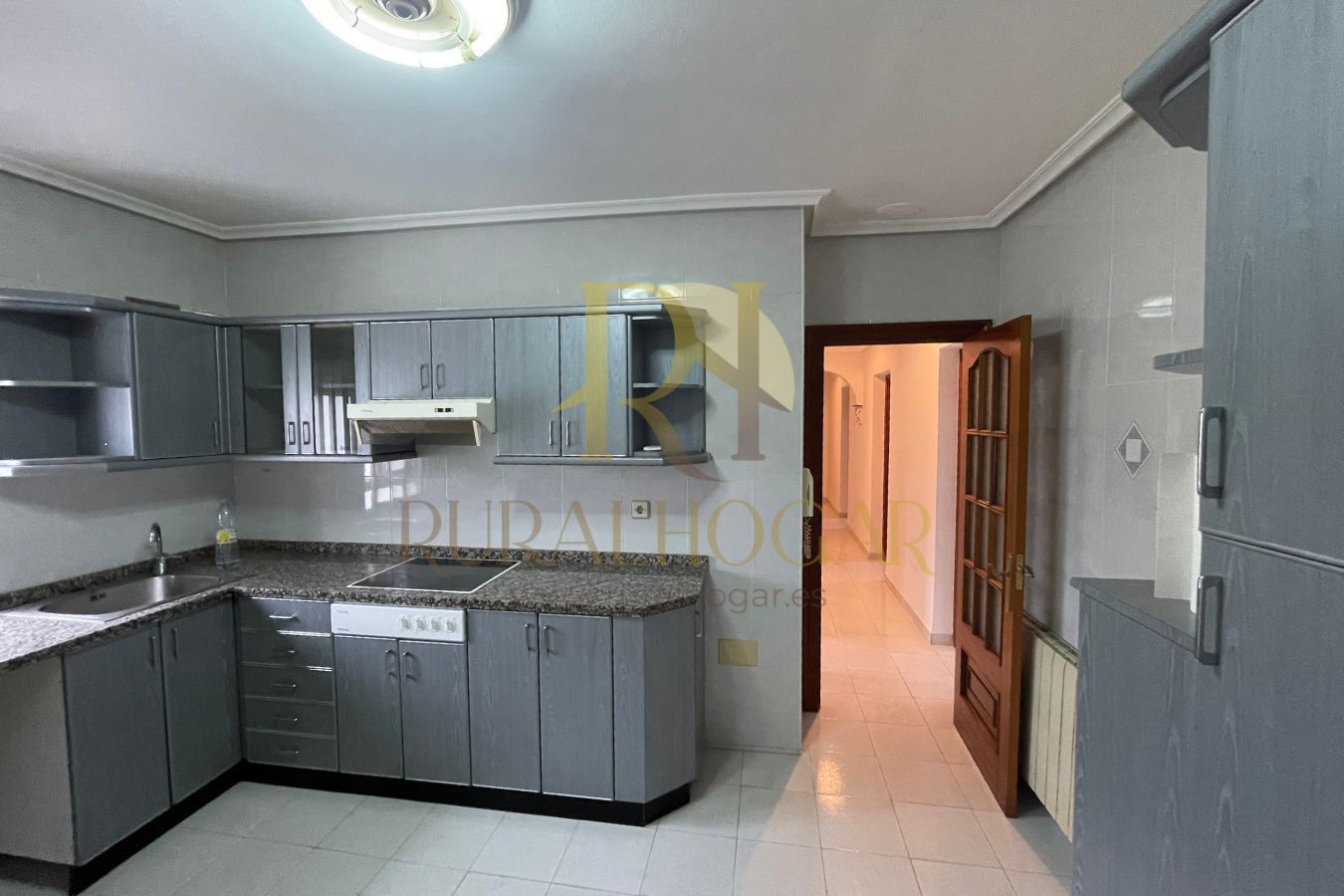 Cuina de Pis en venda en Santovenia de la Valdoncina amb Calefacció i Traster