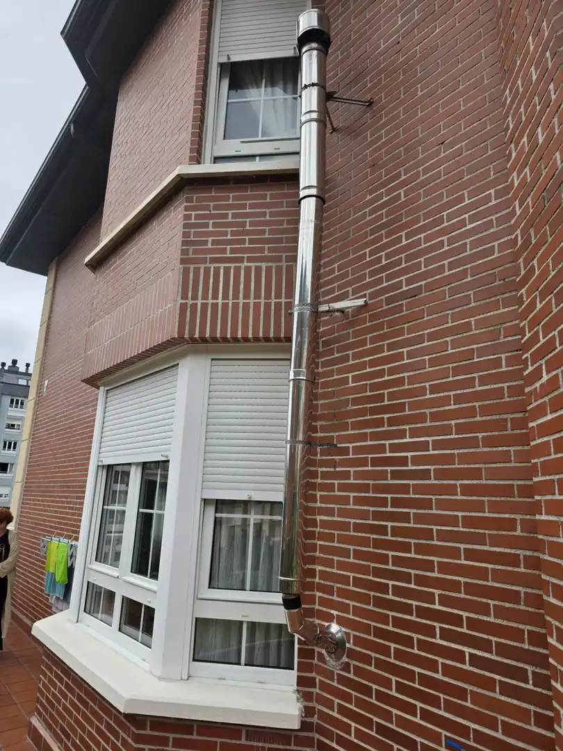 Außenansicht von Einfamilien-Reihenhaus zum Verkauf in Castro-Urdiales mit Heizung, Privatgarten und Parkett
