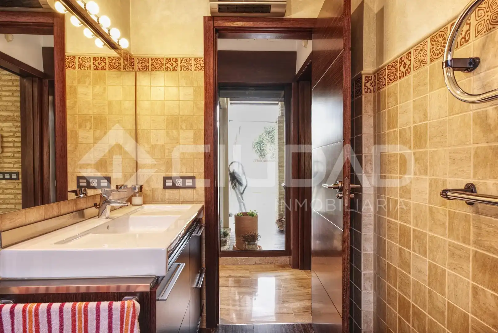 Bany de Casa o xalet en venda en Castilleja de la Cuesta amb Aire condicionat, Jardí privat i Terrassa