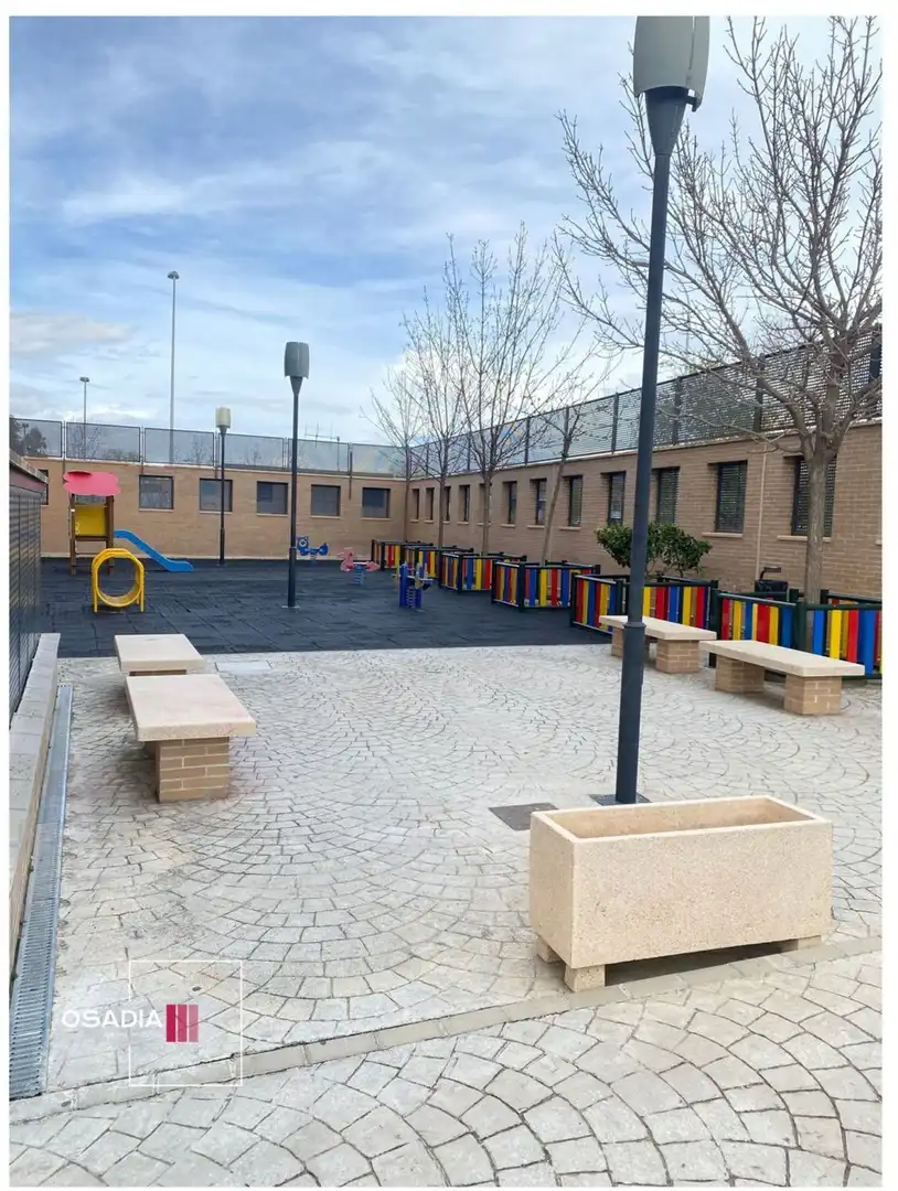 Vista exterior de Pis en venda en Granada amb Jardí privat, Traster i Piscina comunitària