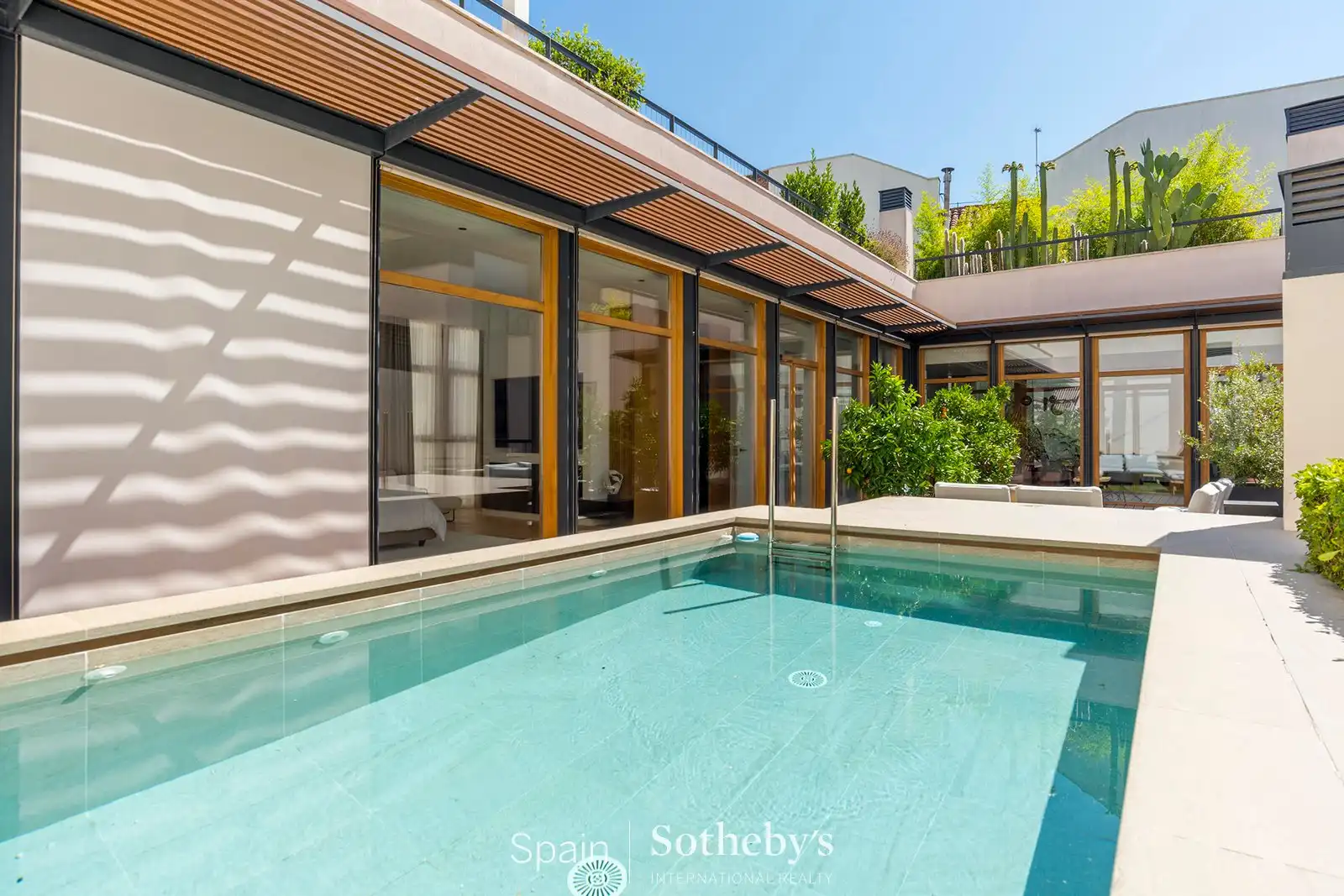 Piscina de Ático en venta en Madrid con Aire acondicionado, Calefacción y Jardín privado