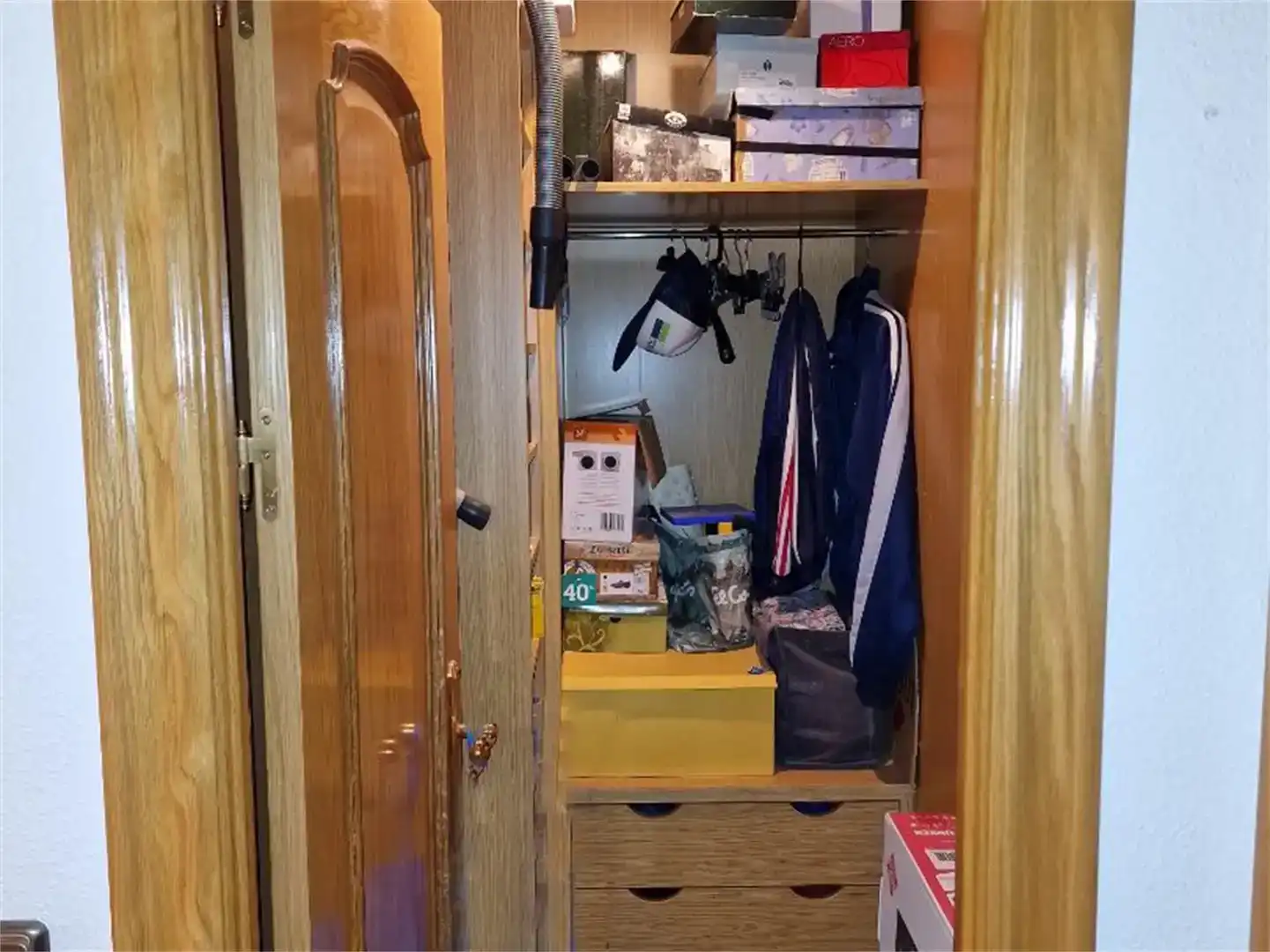 Dormitori de Pis en venda en Huete amb Parquet, Moblat i Balcó