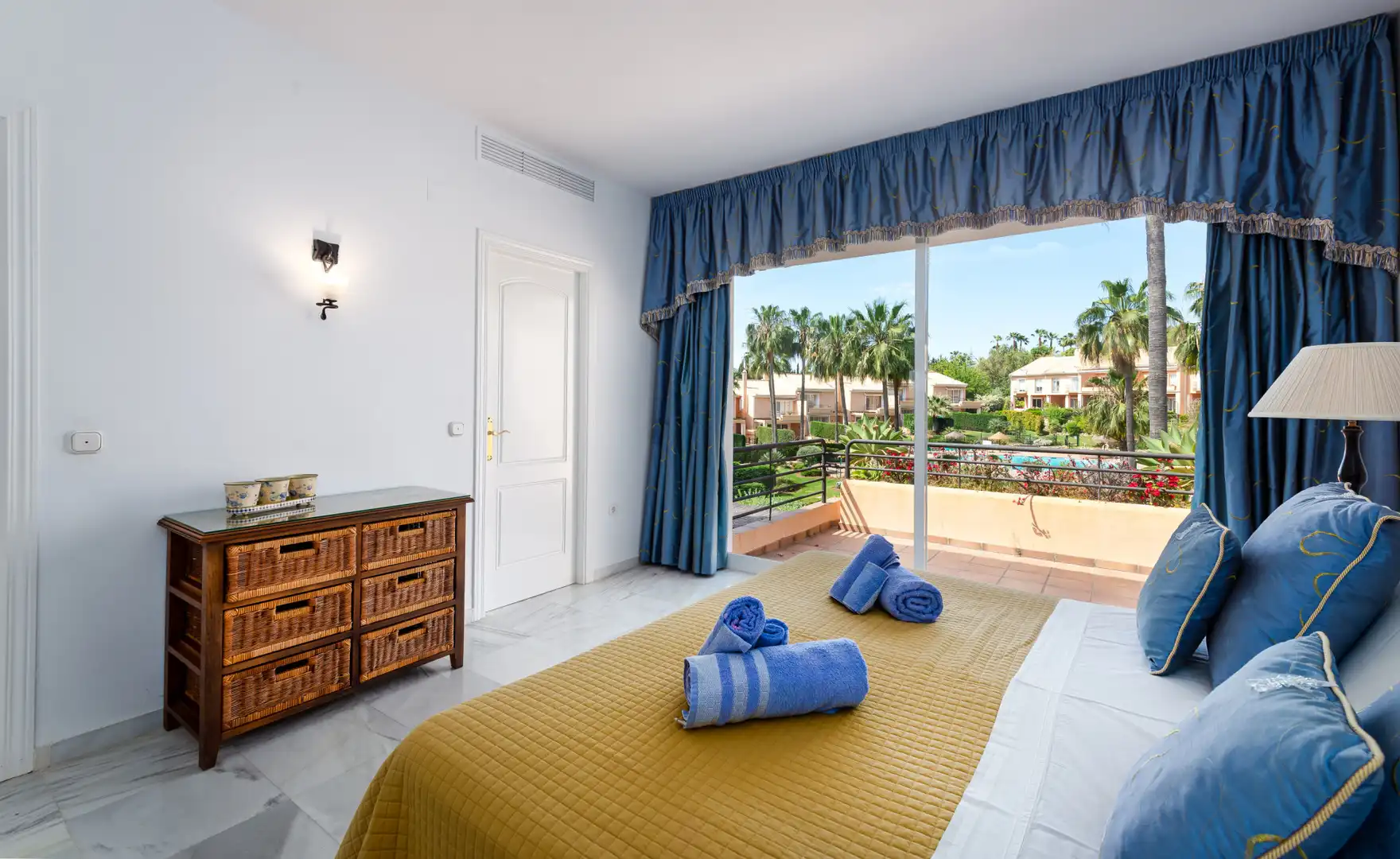 Habitación de Casa adosada en venta en Benahavís con Aire acondicionado, Terraza y Piscina