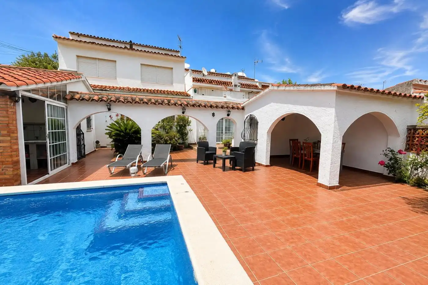 Schwimmbecken von Einfamilien-Reihenhaus zum Verkauf in Empuriabrava mit Klimaanlage, Heizung und Privatgarten