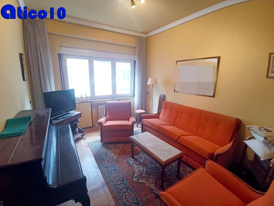 Sala d'estar de Pis en venda en Oviedo  amb Calefacció, Parquet i Moblat