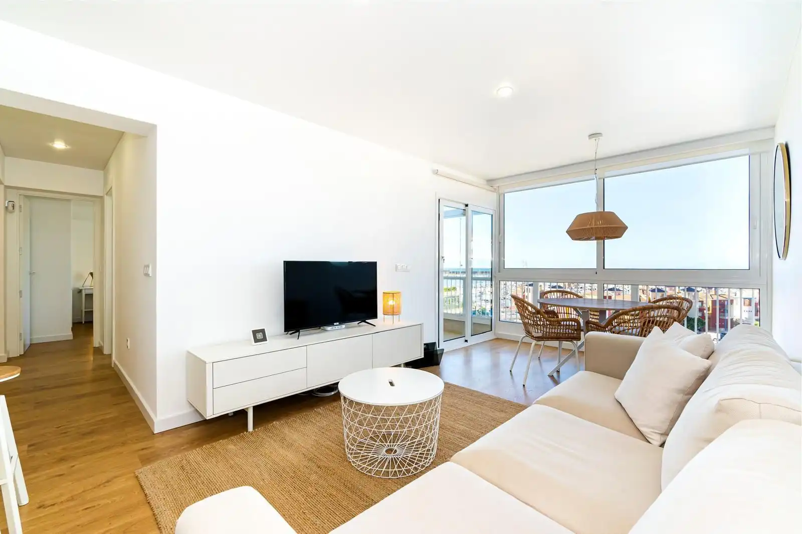 Sala de estar de Apartamento de alquiler en Torrevieja con Aire acondicionado, Calefacción y Terraza