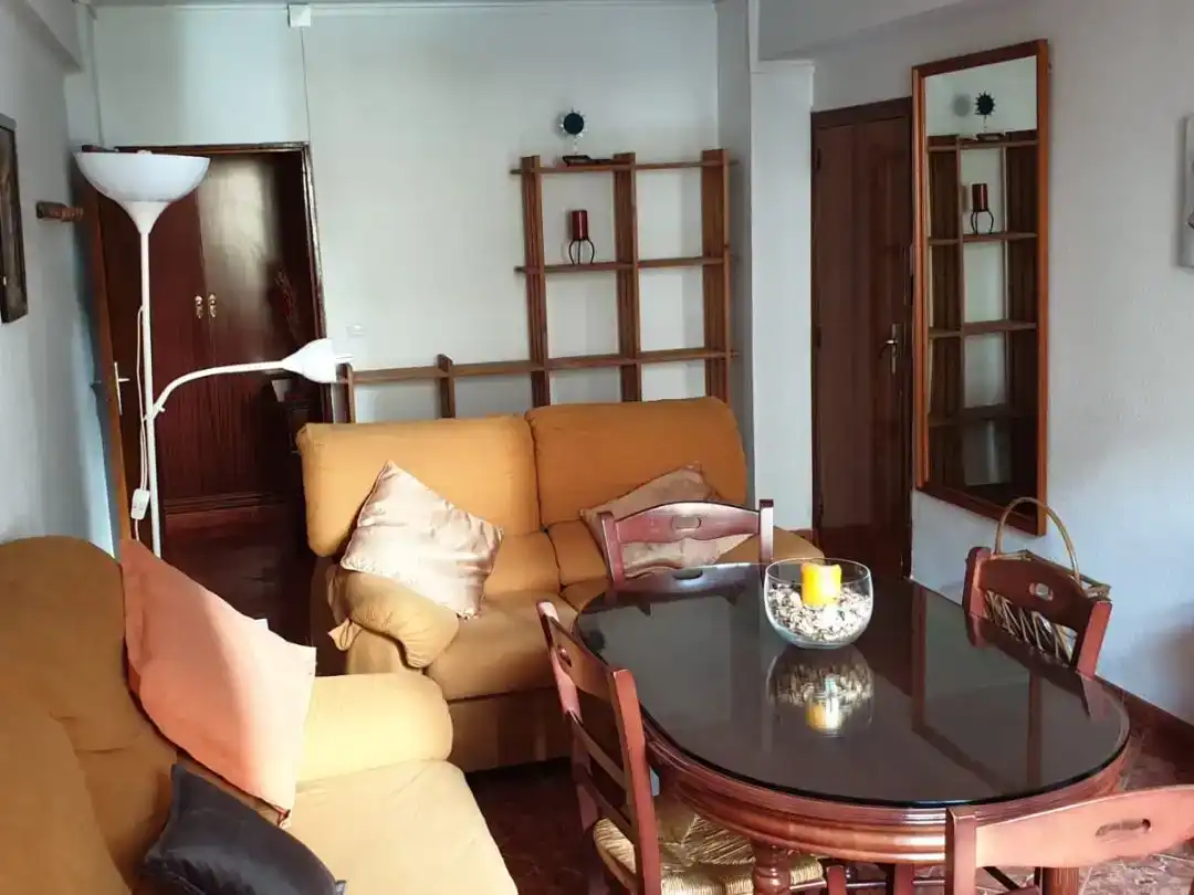 Wohnzimmer von Wohnung zur Miete in  Sevilla Capital mit Klimaanlage und Balkon