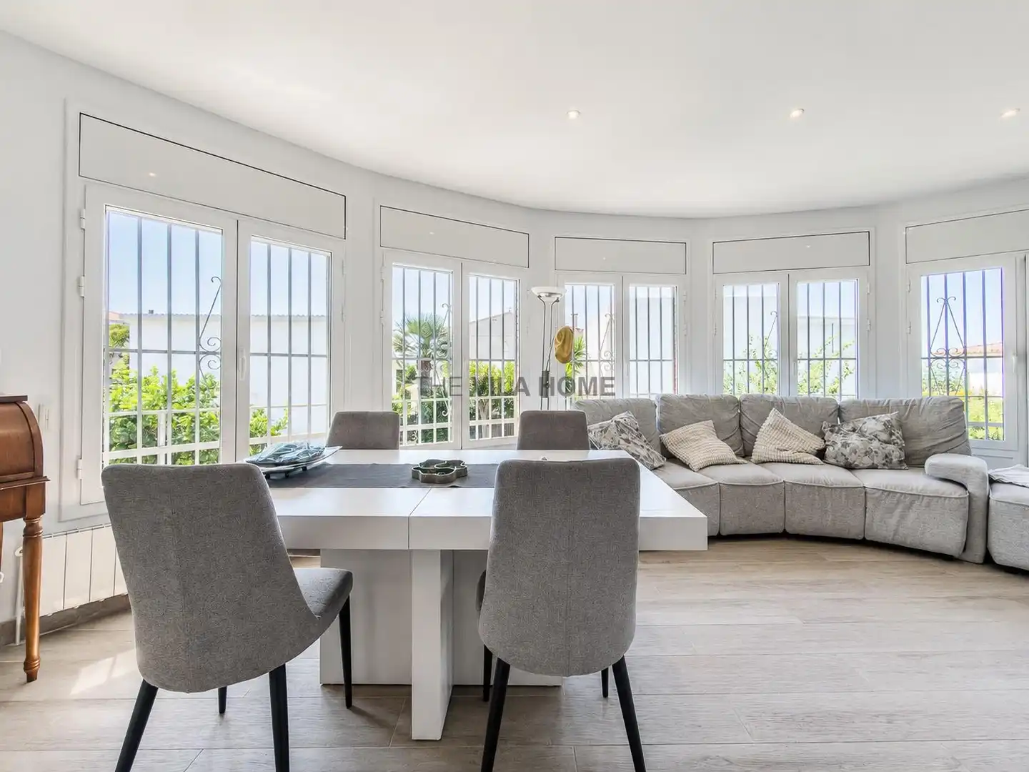 Sala de estar de Casa o chalet en venta en Vilanova i la Geltrú con Aire acondicionado, Calefacción y Jardín privado