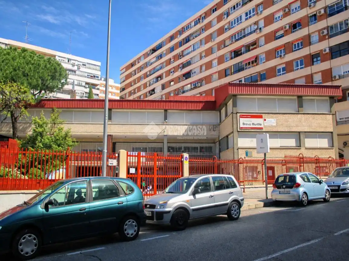 Vista exterior de Piso en venta en Madrid con Calefacción y Piscina comunitaria