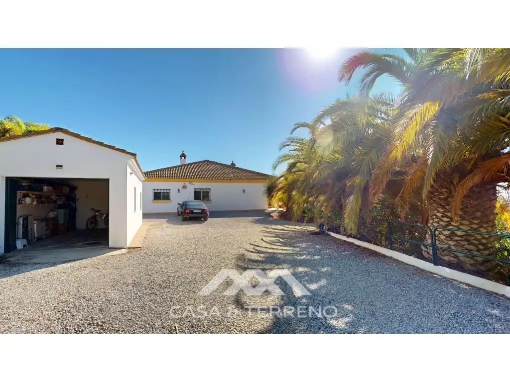 Vista exterior de Casa o chalet en venta en Vélez-Málaga con Jardín privado, Terraza y Piscina