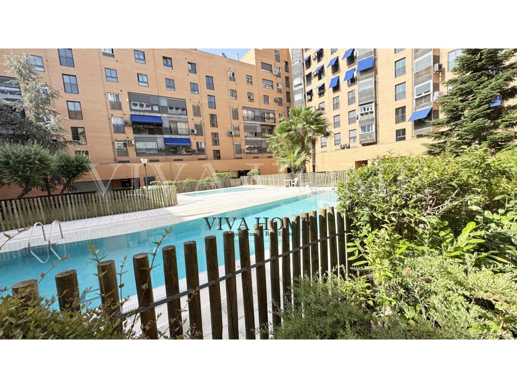 Swimming pool of Flat for sale in  Madrid Capital
