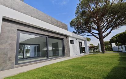 Vista exterior de Casa o xalet en venda en Chiclana de la Frontera amb Aire condicionat i Piscina