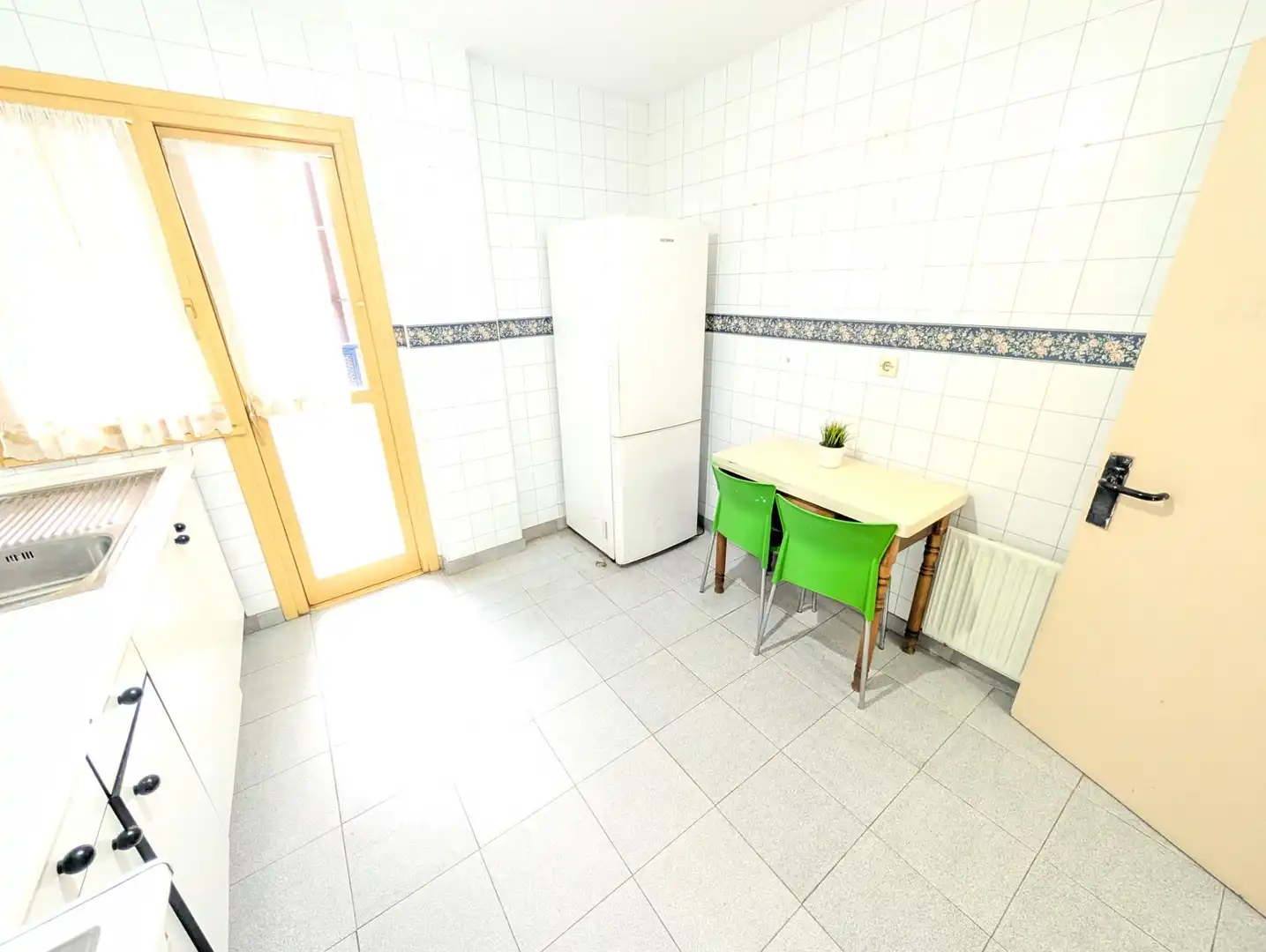 Cuina de Pis en venda en Oviedo  amb Calefacció i Terrassa