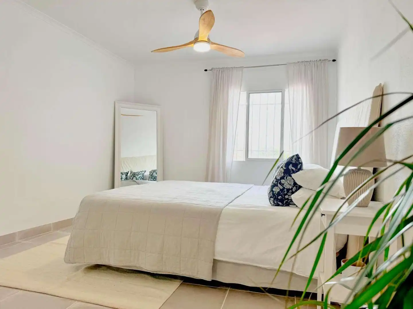 Dormitori de Casa o xalet en venda en Nerja amb Aire condicionat i Piscina